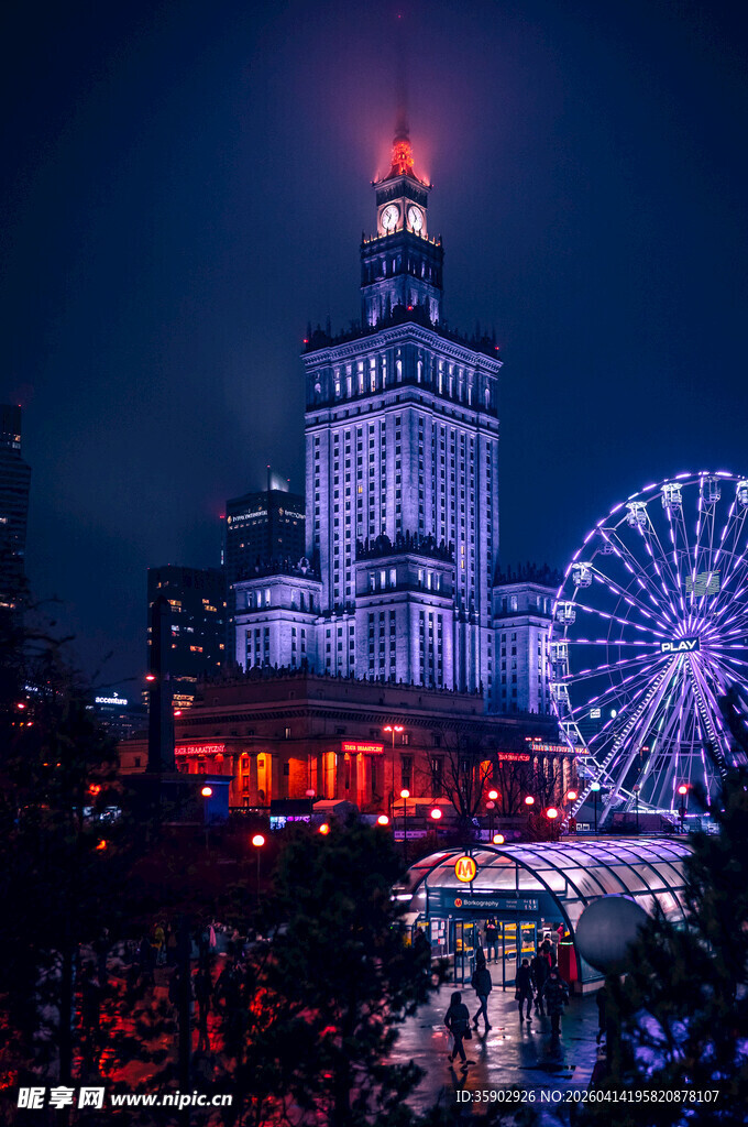 华沙夜景中的建筑与摩天轮