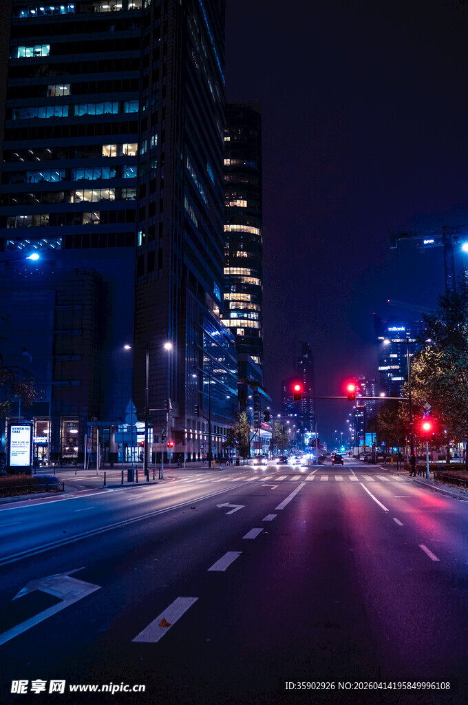 城市夜景中的繁华街道