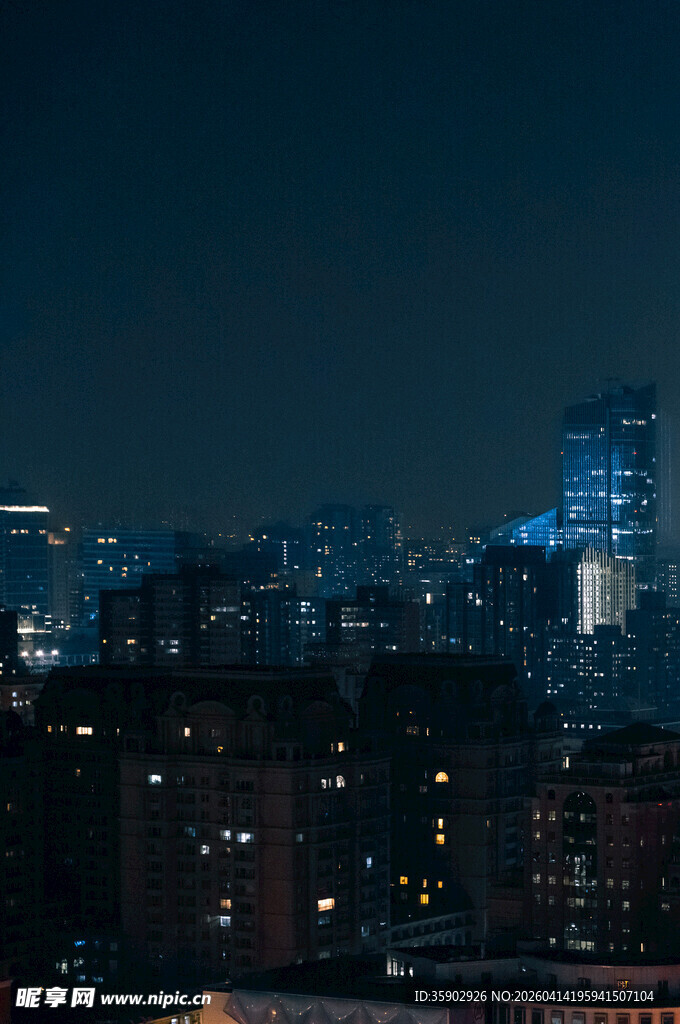 城市夜景灯火璀璨的天际线