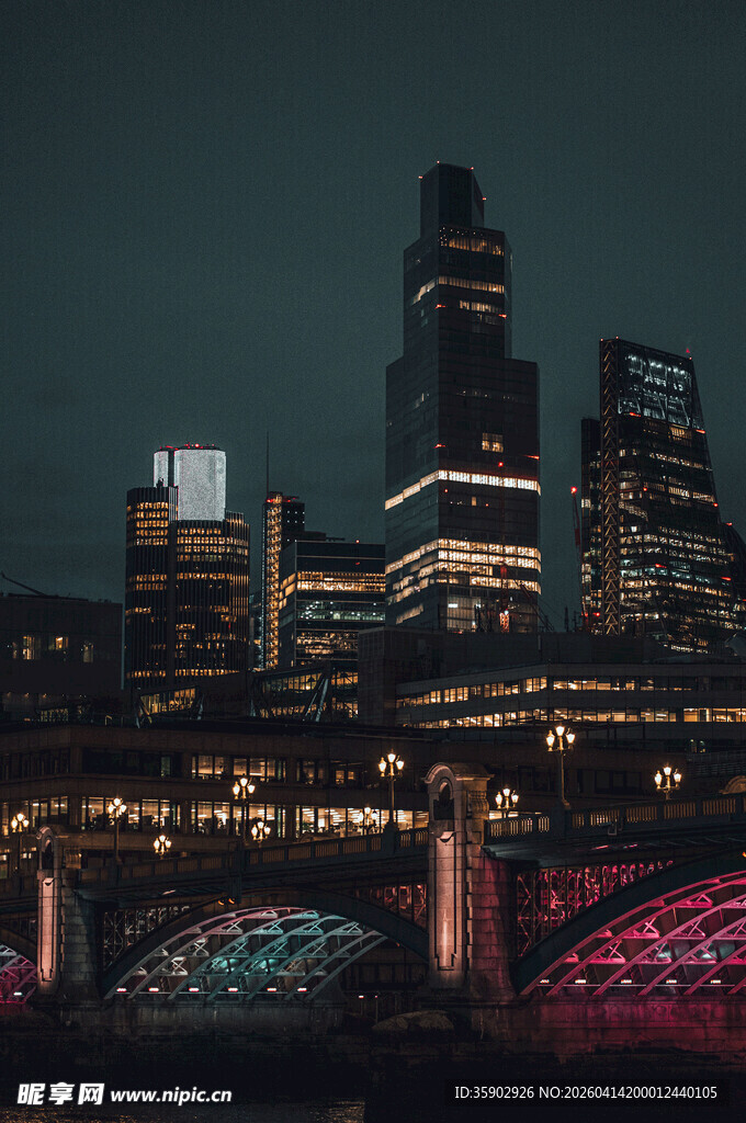 城市夜景中的璀璨桥梁