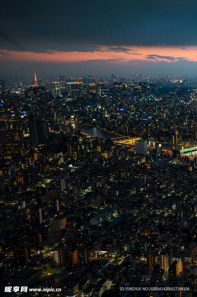 夜幕下璀璨的城市景观