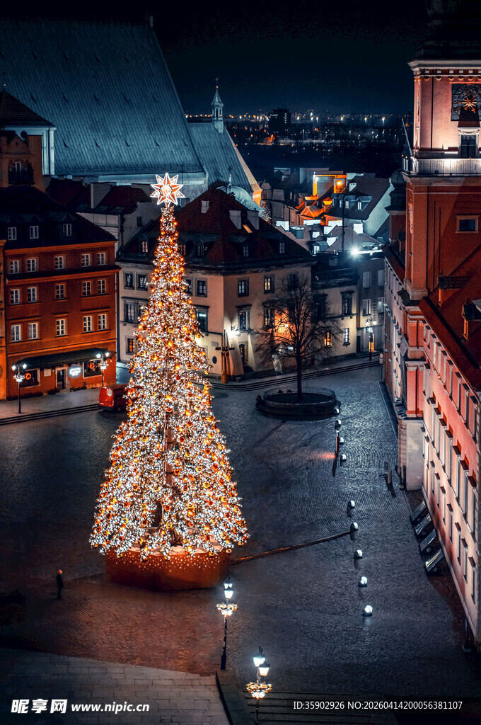 夜晚璀璨圣诞树点亮广场