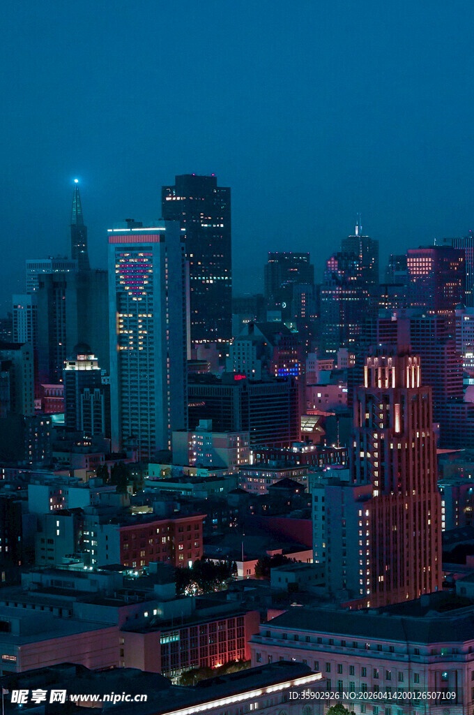 夜幕下的繁华都市景观