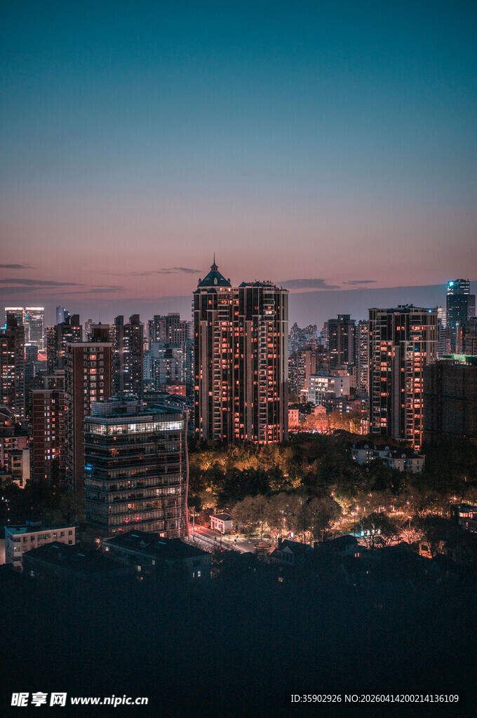 城市夜幕下的璀璨建筑群