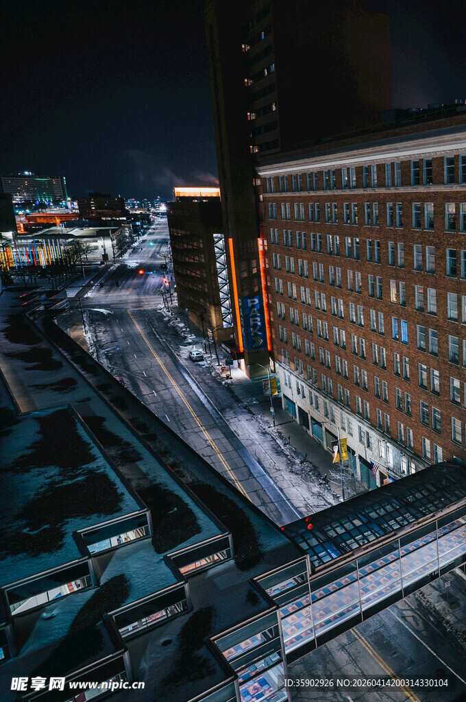 城市夜景中的铁路与建筑
