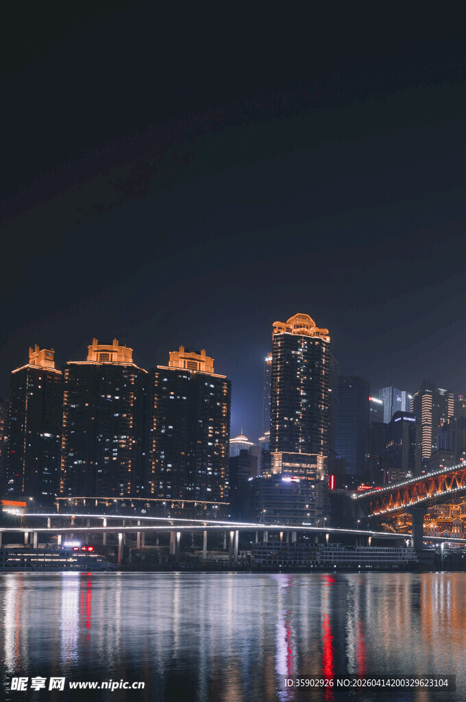 城市璀璨夜景倒映水面