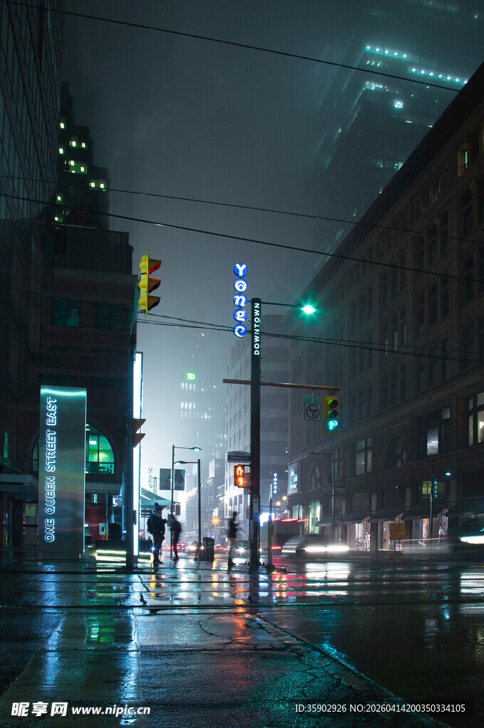 雨夜城市街道的霓虹景象