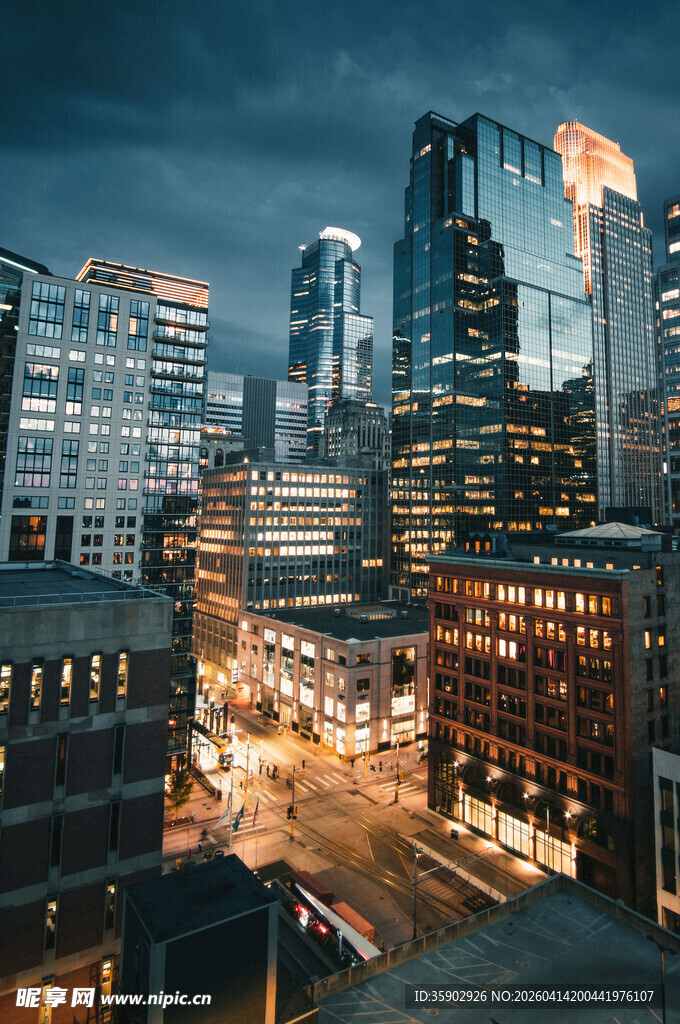 都市璀璨夜景俯瞰图