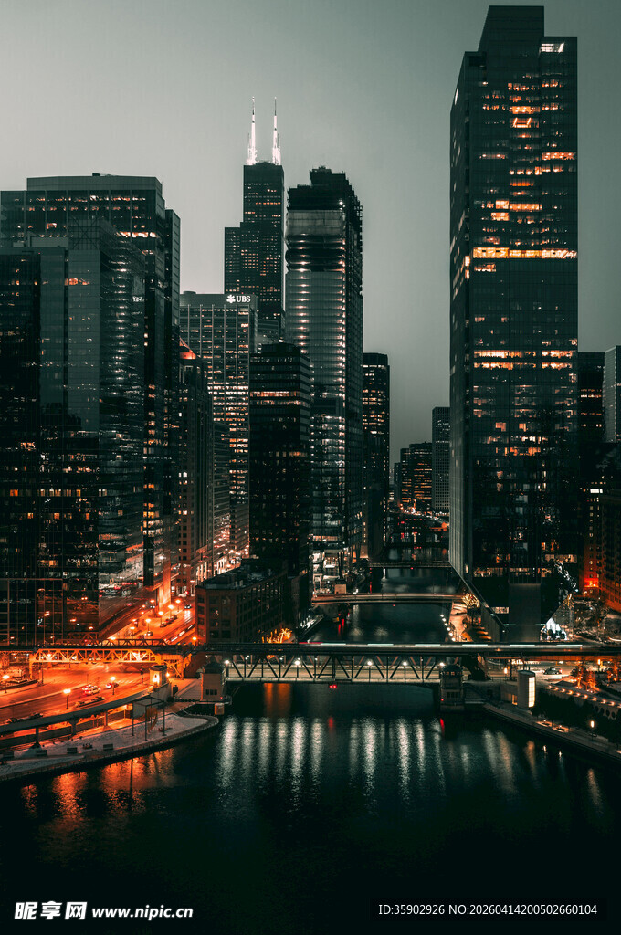 城市夜景中的璀璨高楼