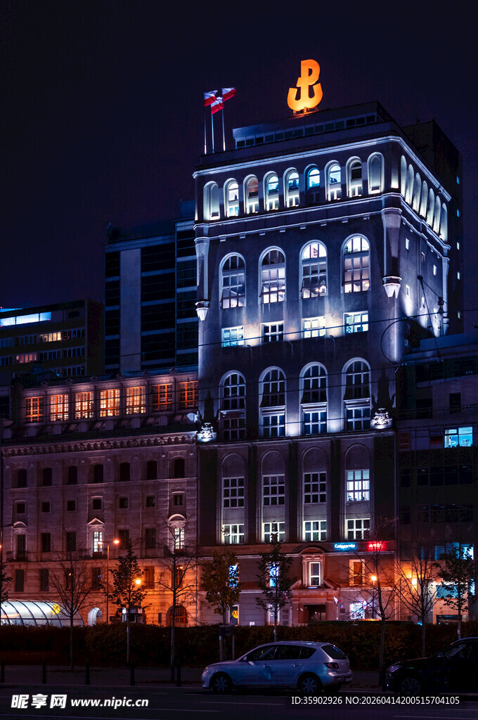 夜晚繁华都市中的建筑