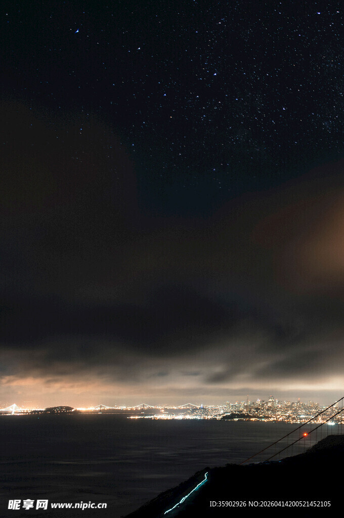 夜幕下城市与星空的美景