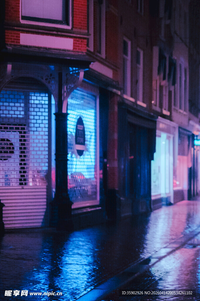 雨夜街头的霓虹店铺