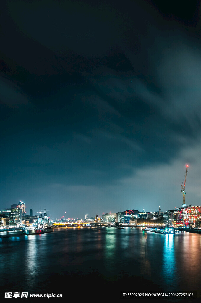 城市夜景湖畔璀璨灯光