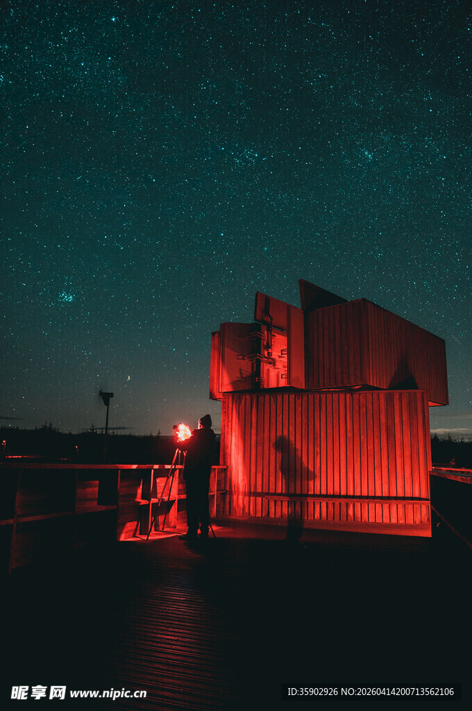 星空下红光照耀的神秘建筑