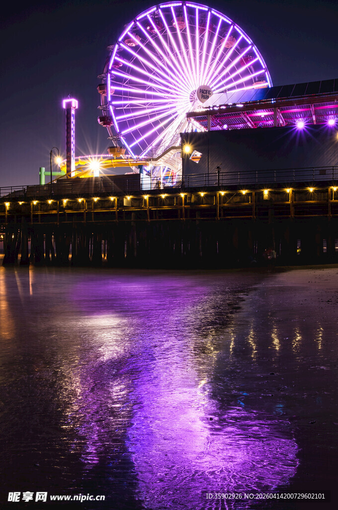 夜晚璀璨的摩天轮夜景