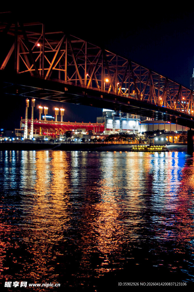 夜晚江畔桥梁绚丽景致