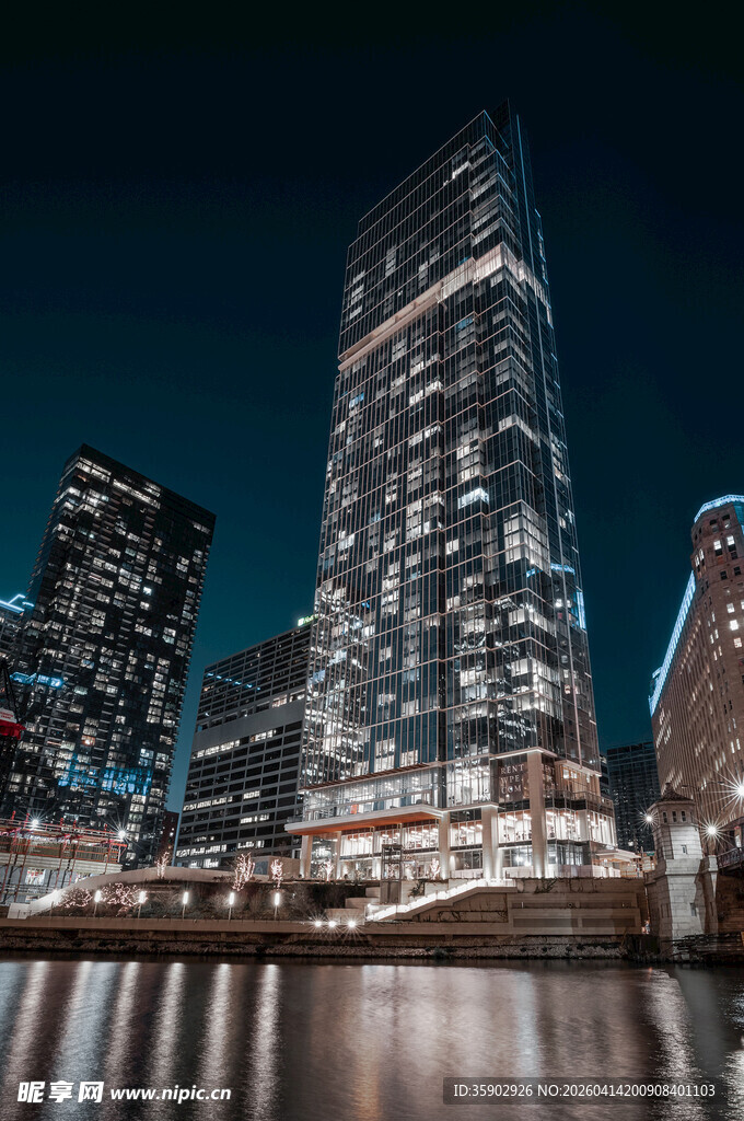 城市璀璨夜景摩天大楼