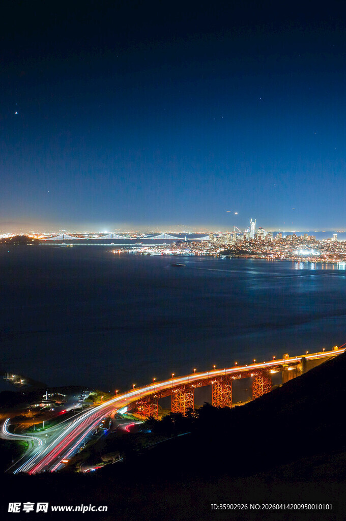 城市夜景公路与璀璨灯火