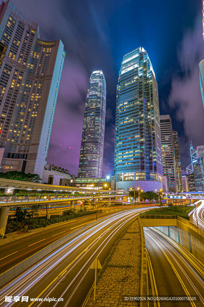 都市夜景中的车流与高楼