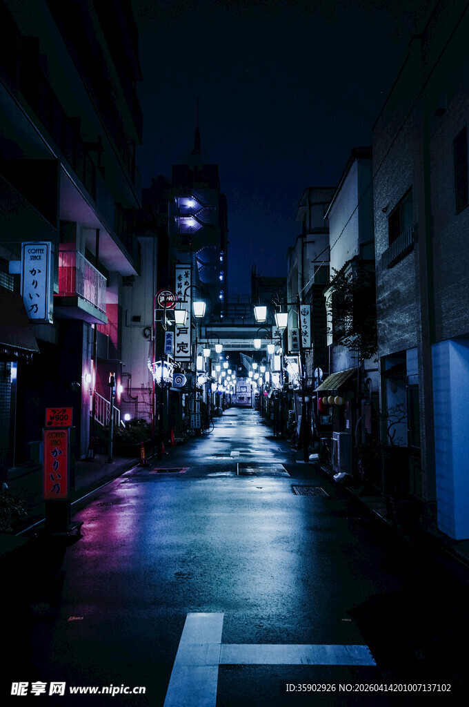 夜晚城市街道的静谧景象