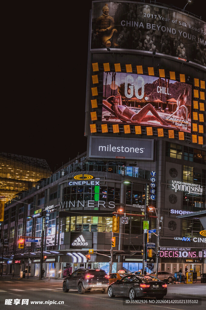 繁华都市夜景中的璀璨建筑