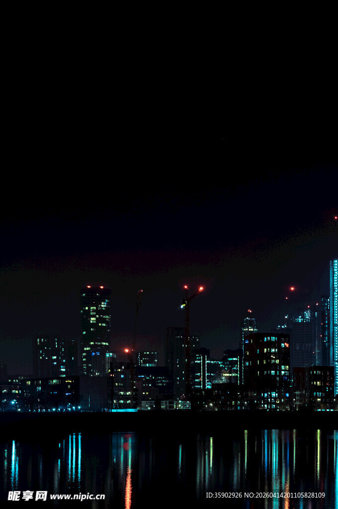 城市璀璨夜景倒映水面