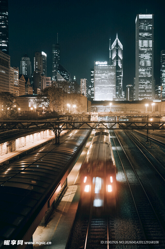 城市夜景中的行驶列车