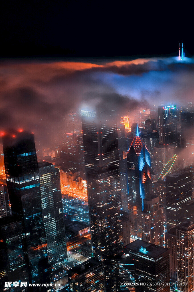 夜雾中的繁华都市天际线