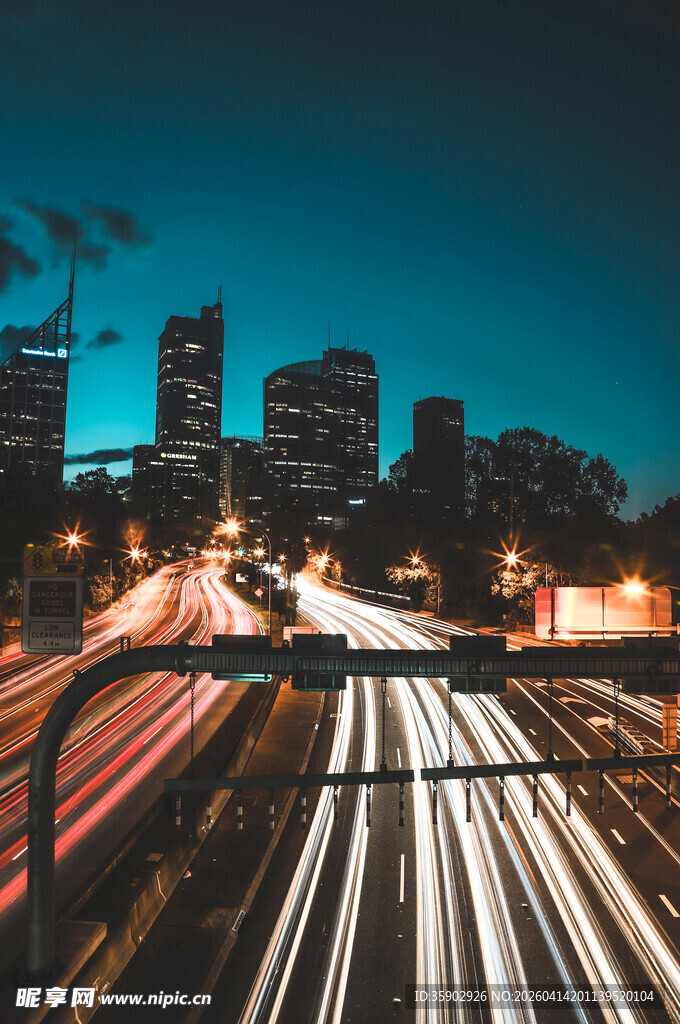 城市夜景中的车流光影