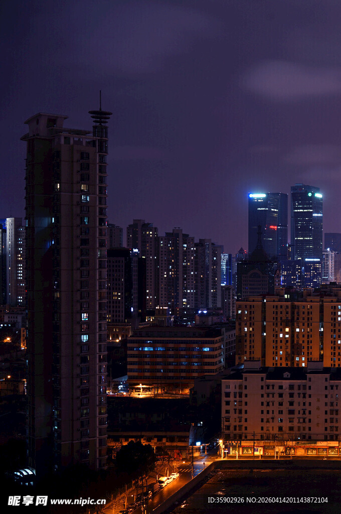 城市璀璨夜景俯瞰图