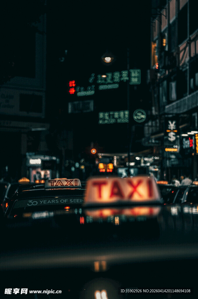 夜晚街头的出租车景象