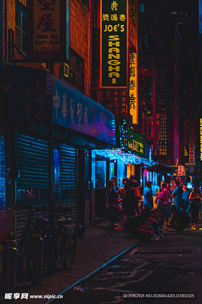 霓虹闪烁的热闹都市街道