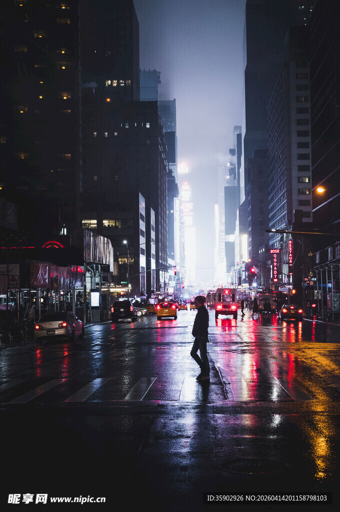 雨夜都市街头行人景象
