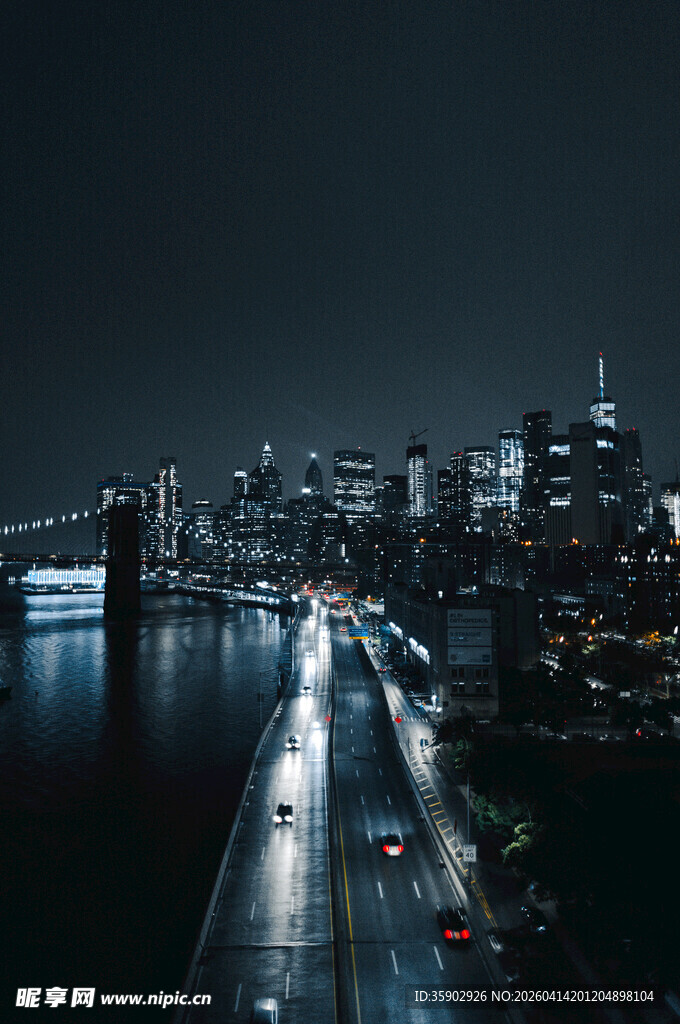 城市夜景中的繁忙公路