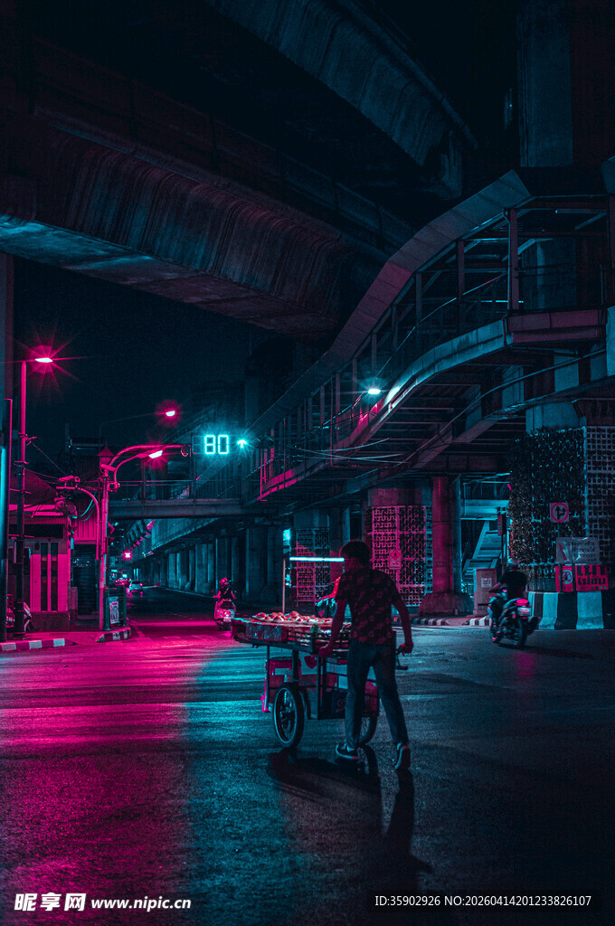 霓虹夜色下的街头景象