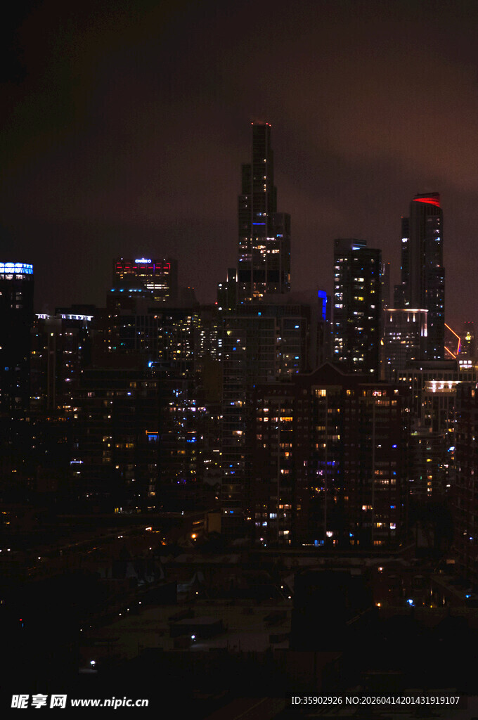 夜幕下的繁华都市天际线