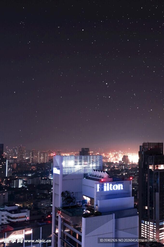 城市夜空下的璀璨建筑