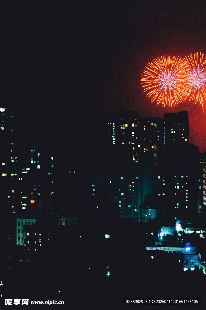 城市夜空绽放绚烂烟花