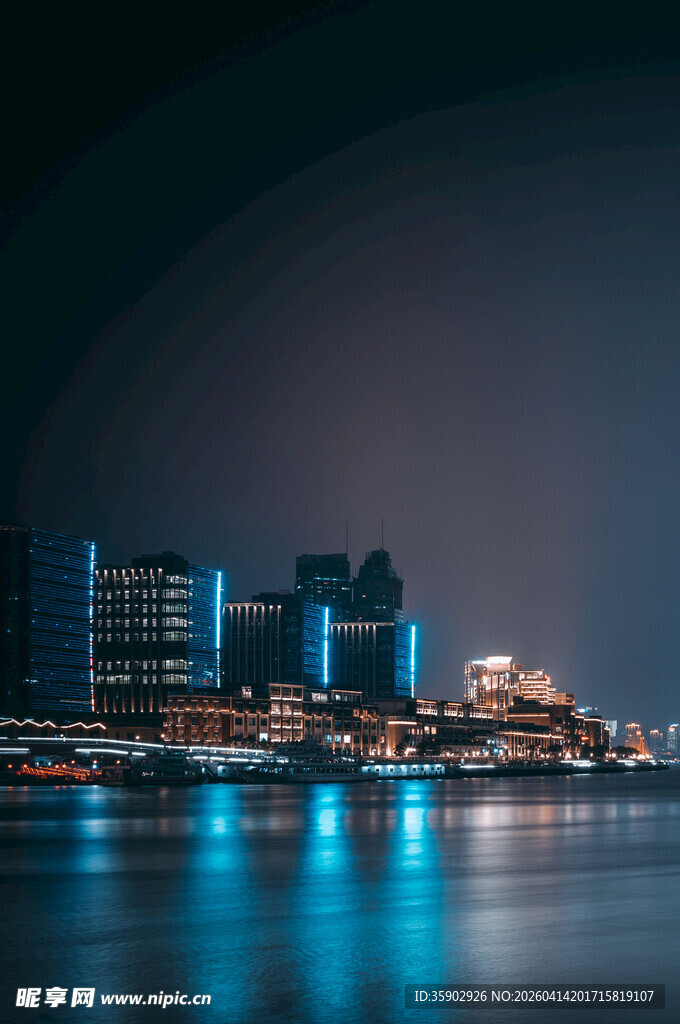 城市夜景下的璀璨水岸风光