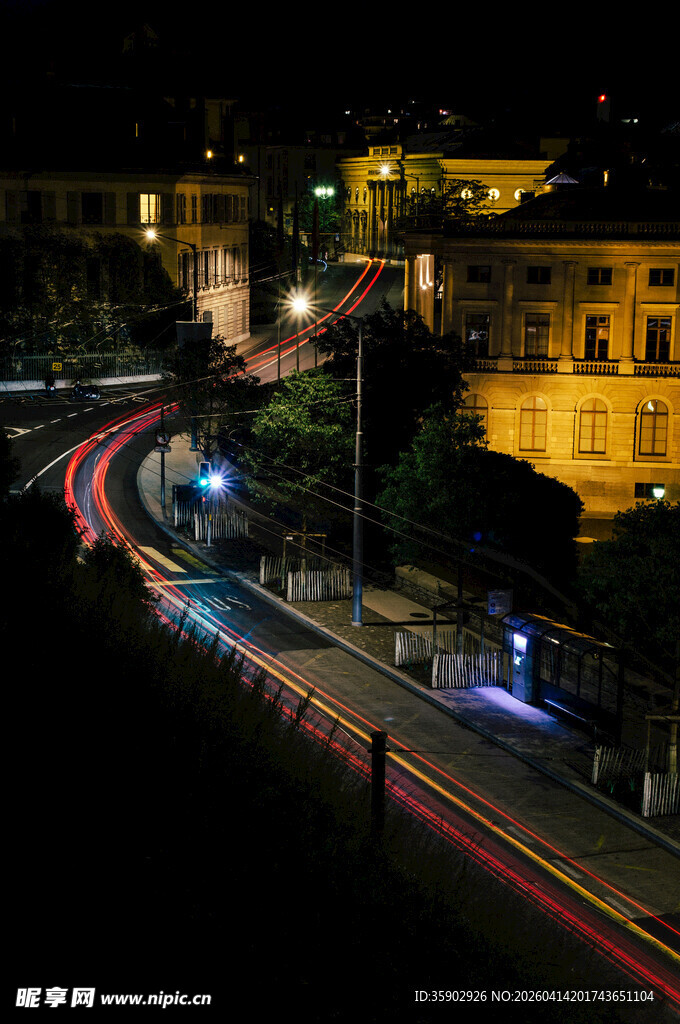 城市夜景中的街道光轨