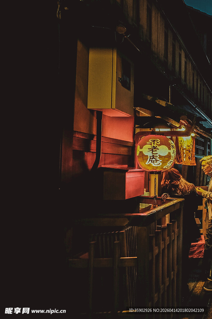 夜晚街边的霓虹小店