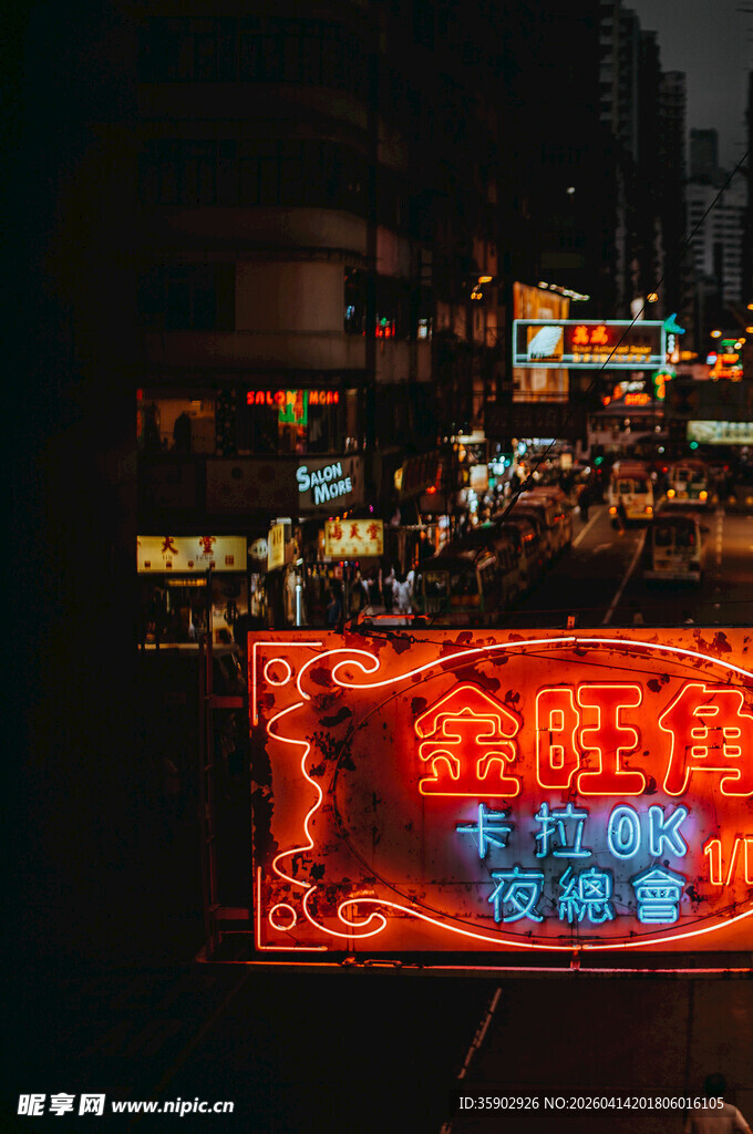霓虹闪烁的城市街头夜景