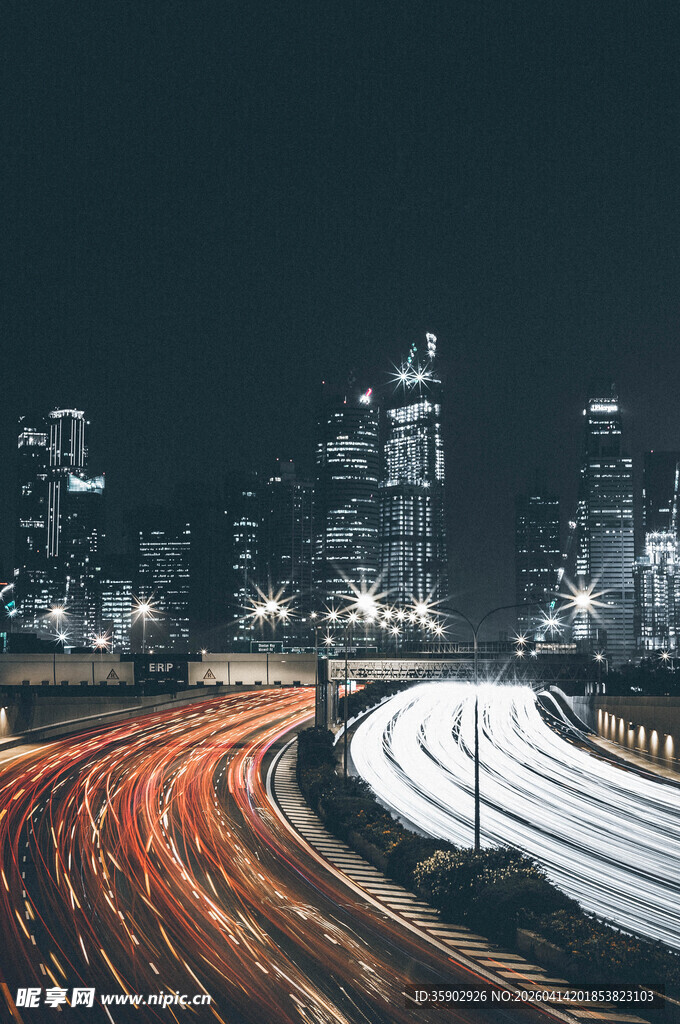 城市夜景中的车流光影