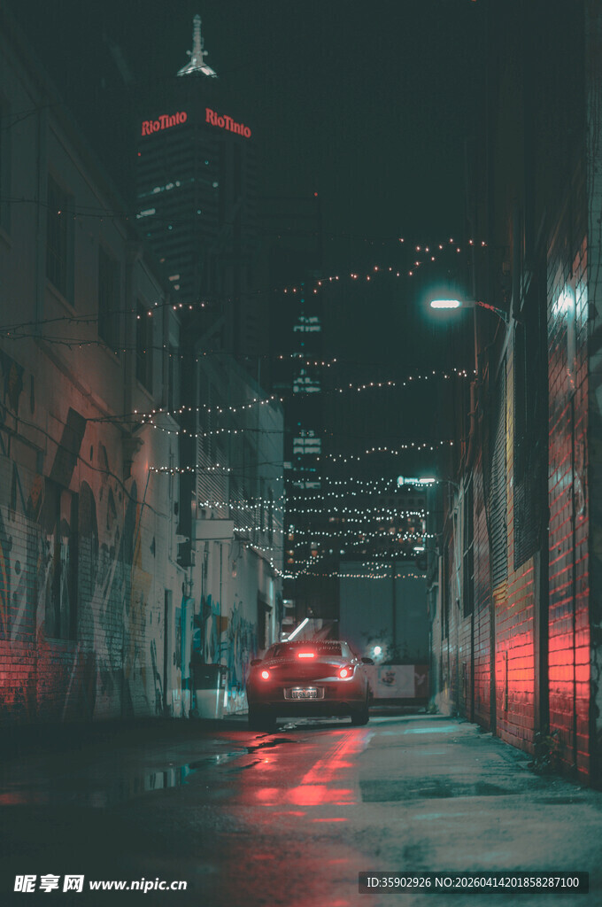 夜晚城市小巷中的红色汽车