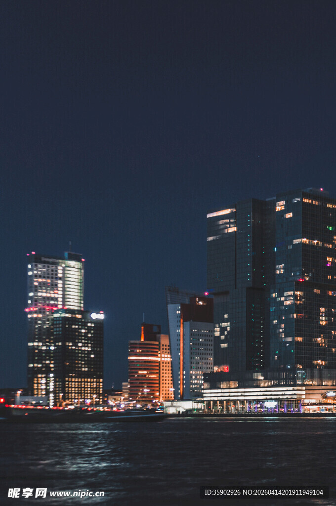 城市夜景璀璨的江畔风光