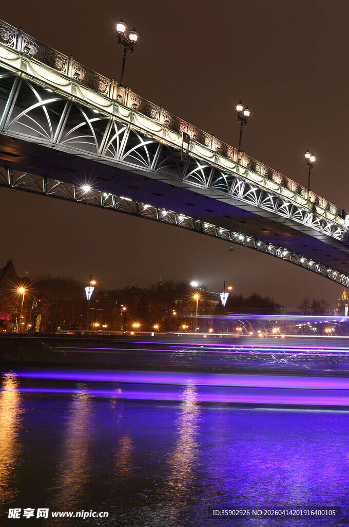 夜晚璀璨的城市桥梁景观