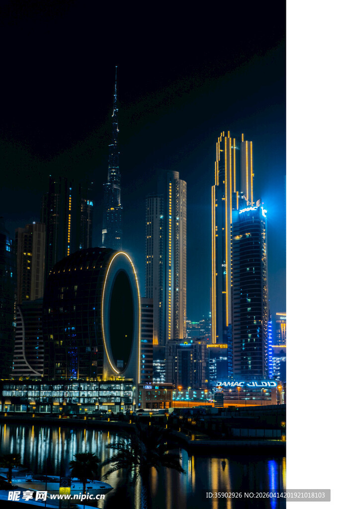 璀璨夜景下的城市河畔风光