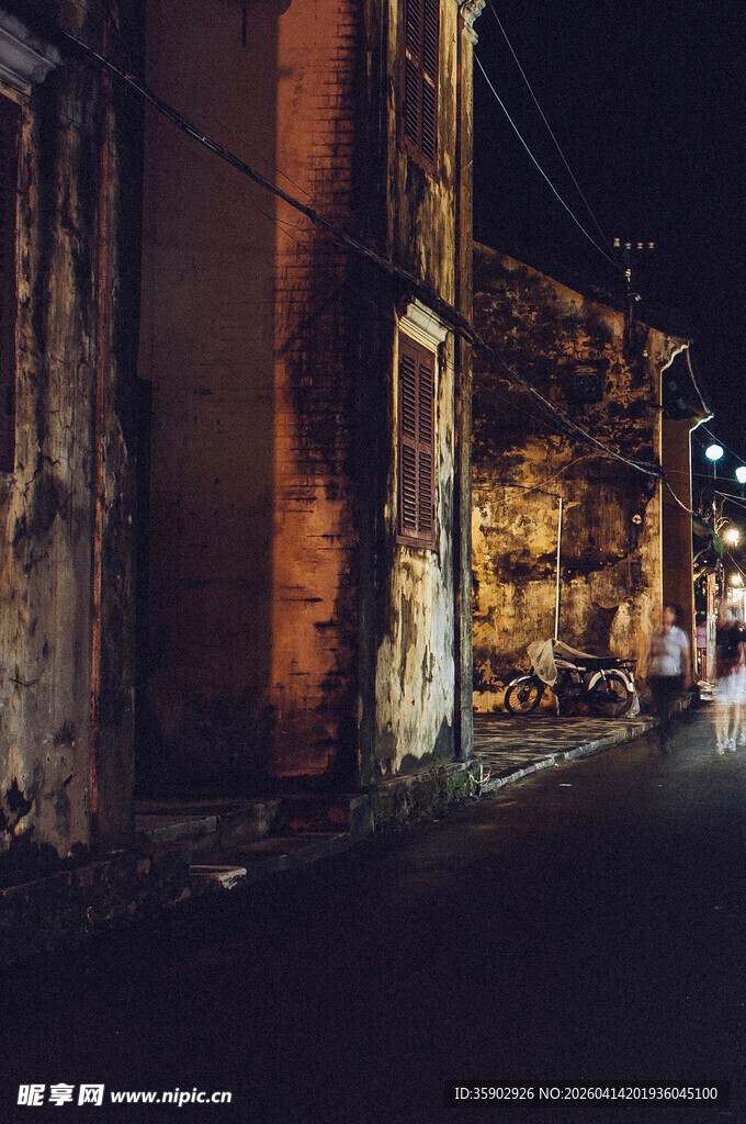 夜晚古老街巷的静谧景象