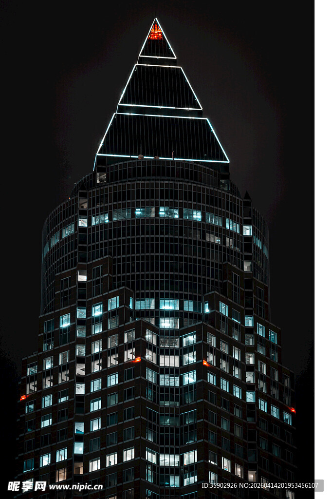 夜晚璀璨灯光下的摩天大楼