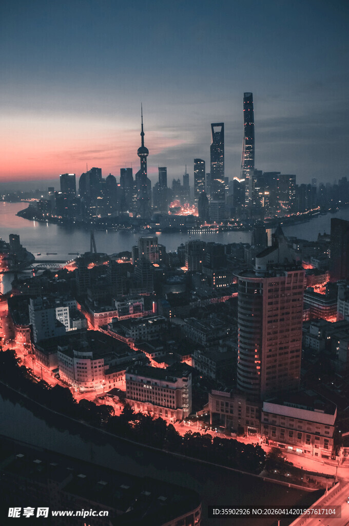 城市暮色下的璀璨天际线